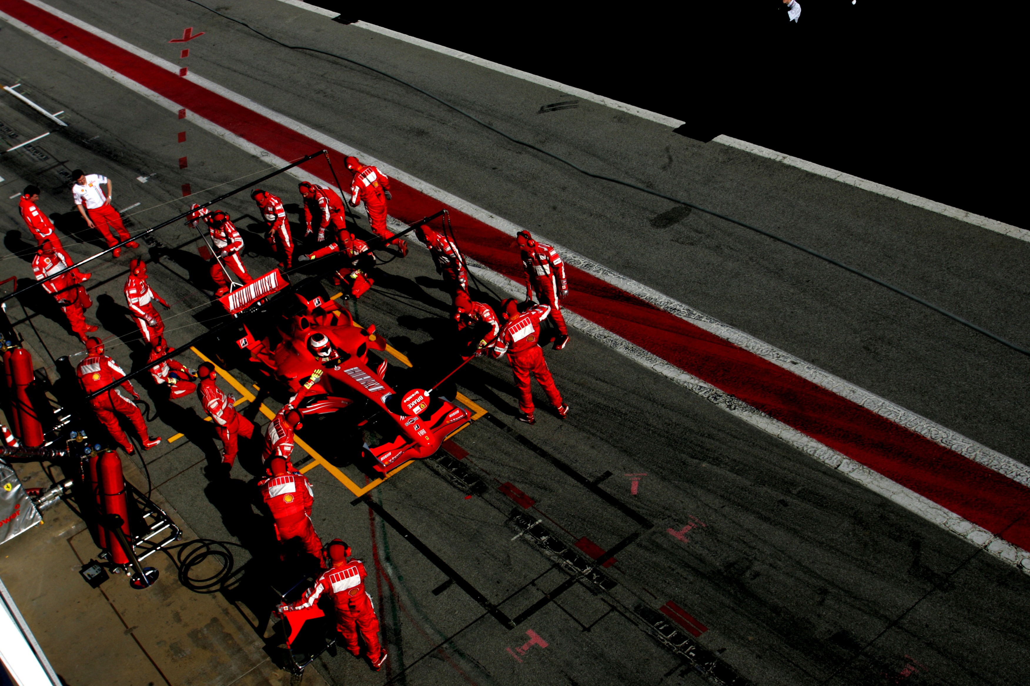Dominique Leroy, Ravitaillement pour Kimi Raikkonen Ferrari. F1 Dominique Leroy, Ravitaillement pour Kimi Raikkonen Ferrari. F1