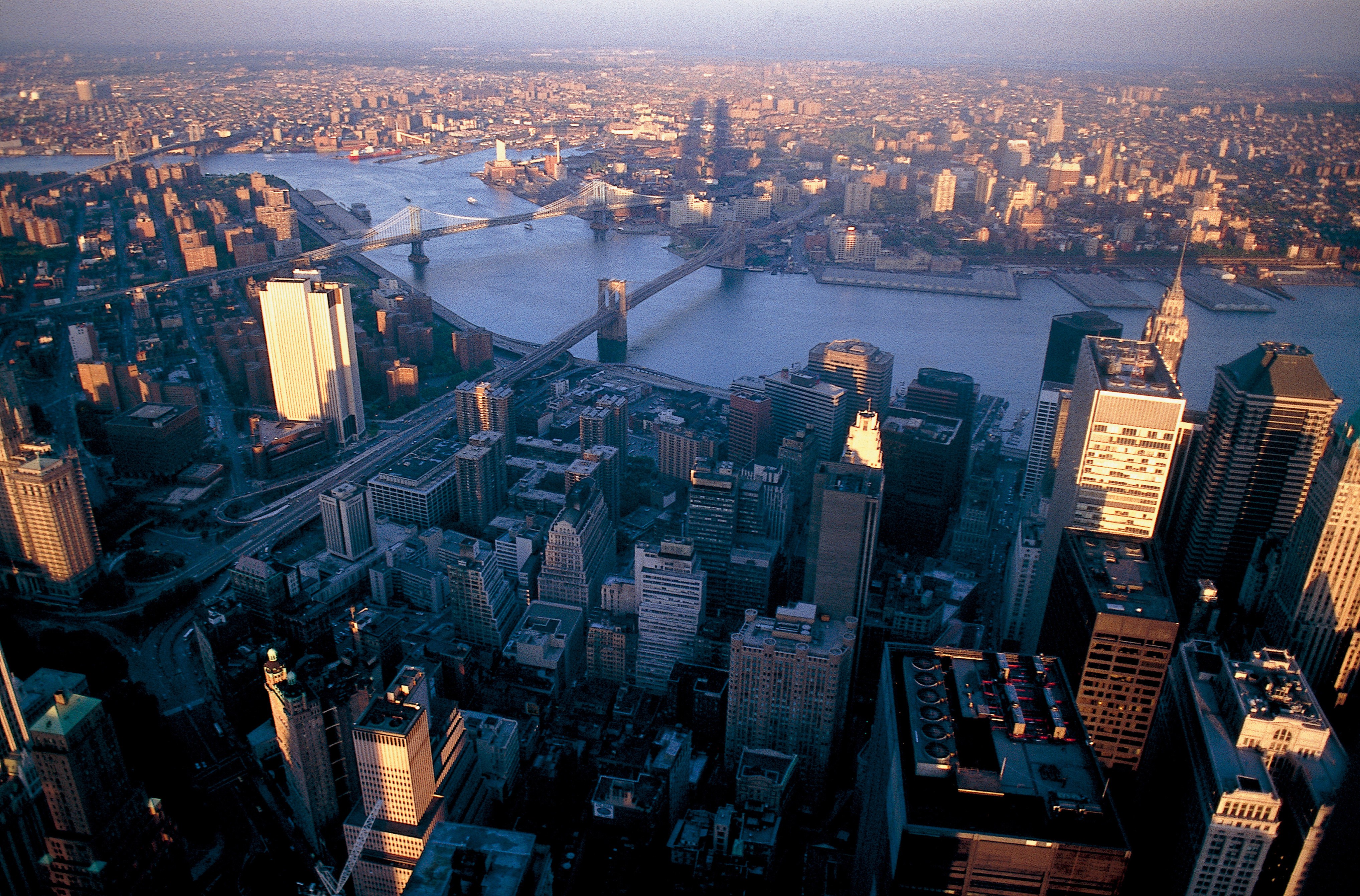 Dominique Leroy, L'ombre des Twins tower plane sur Manhattan. New York. Amérique du Nord Dominique Leroy, L'ombre des Twins tower plane sur Manhattan. New York. Amérique du Nord