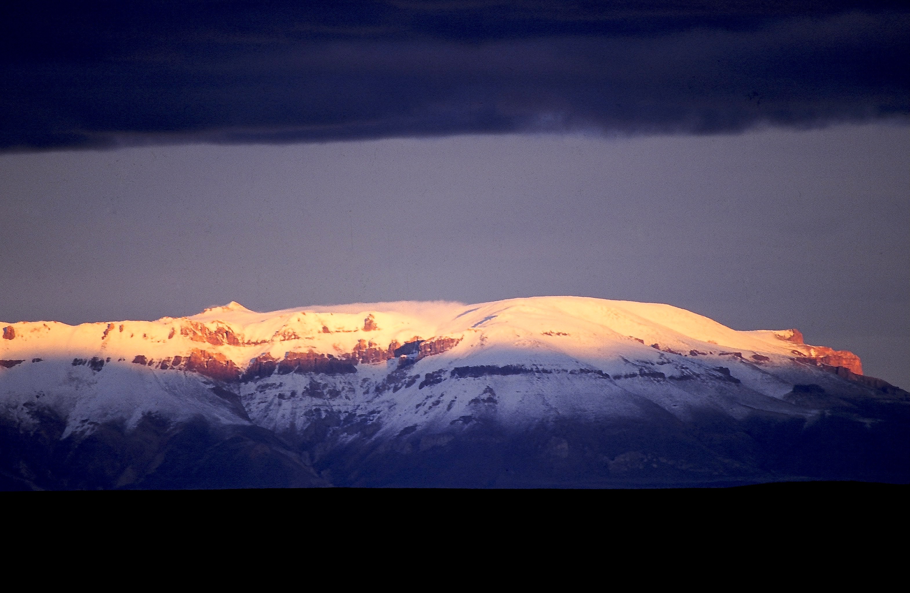 Dominique Leroy, Lever de soleil sur la cordillère des Andes. Patagonie Dominique Leroy, Lever de soleil sur la cordillère des Andes. Patagonie