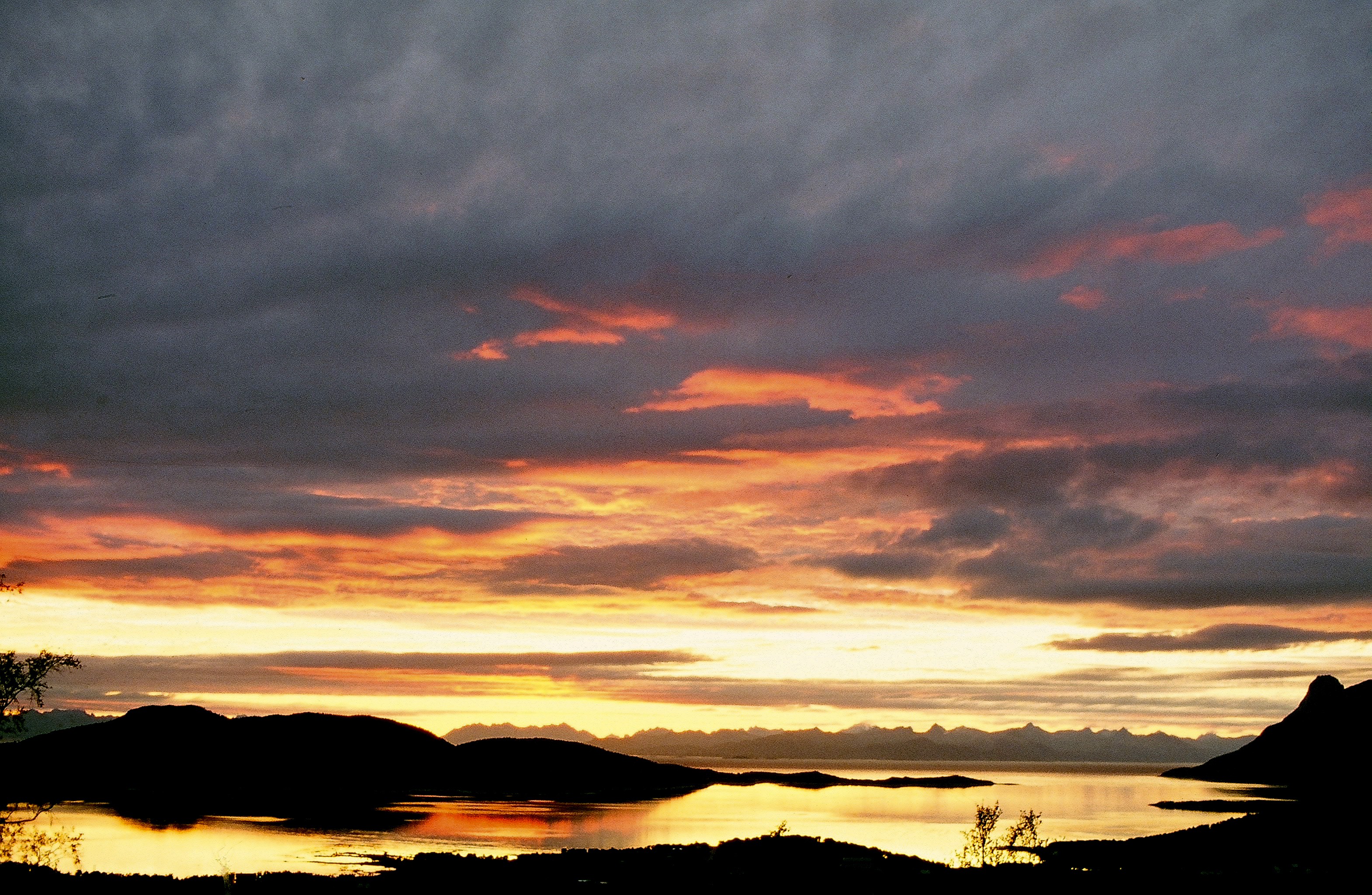 Dominique Leroy, Soleil de Minuit sur les îles Lofoten. Norvège Dominique Leroy, Soleil de Minuit sur les îles Lofoten. Norvège