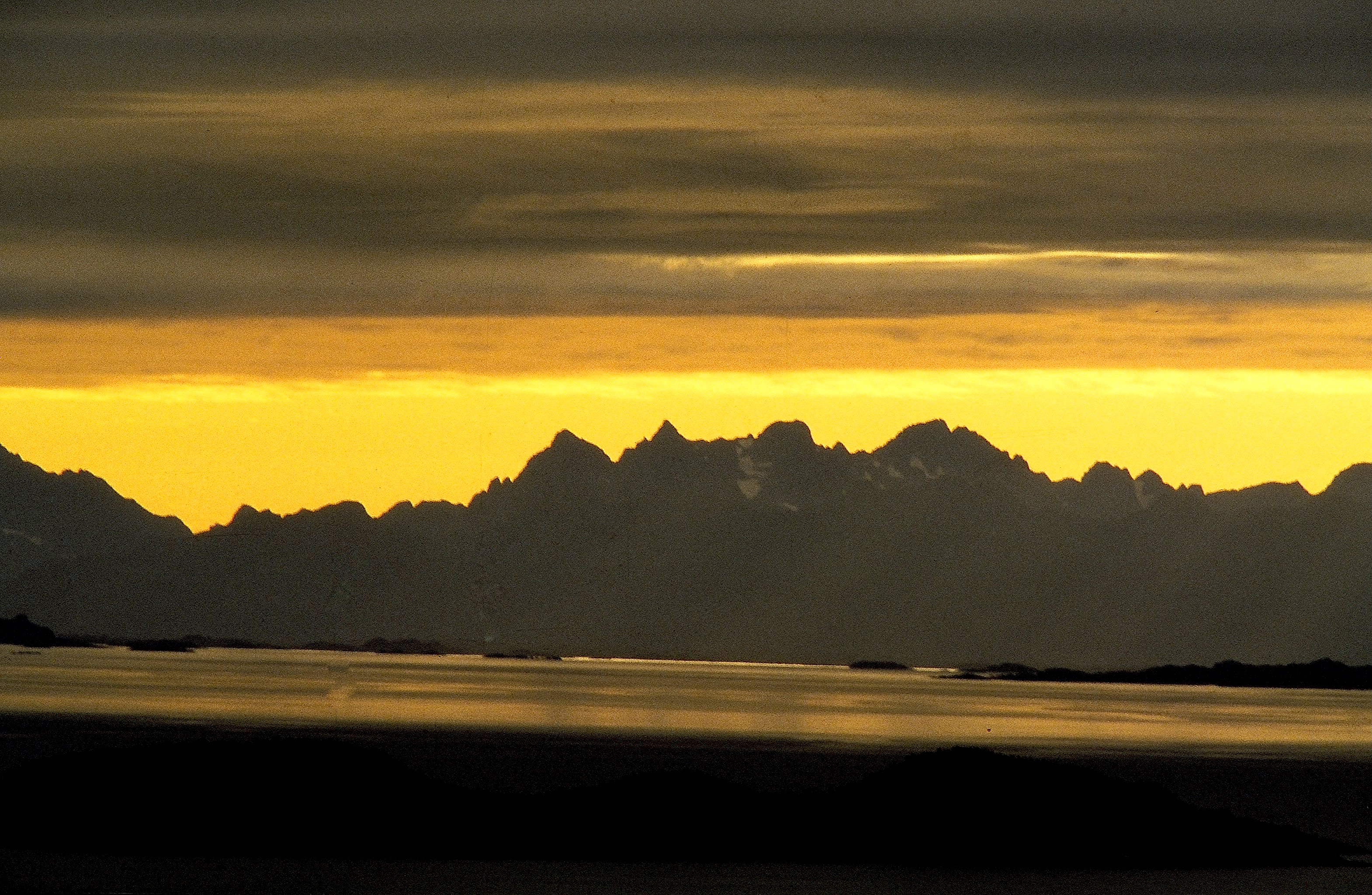 Dominique Leroy, Soleil de minuit sur les îles Loffoten. Norvège Dominique Leroy, Soleil de minuit sur les îles Loffoten. Norvège