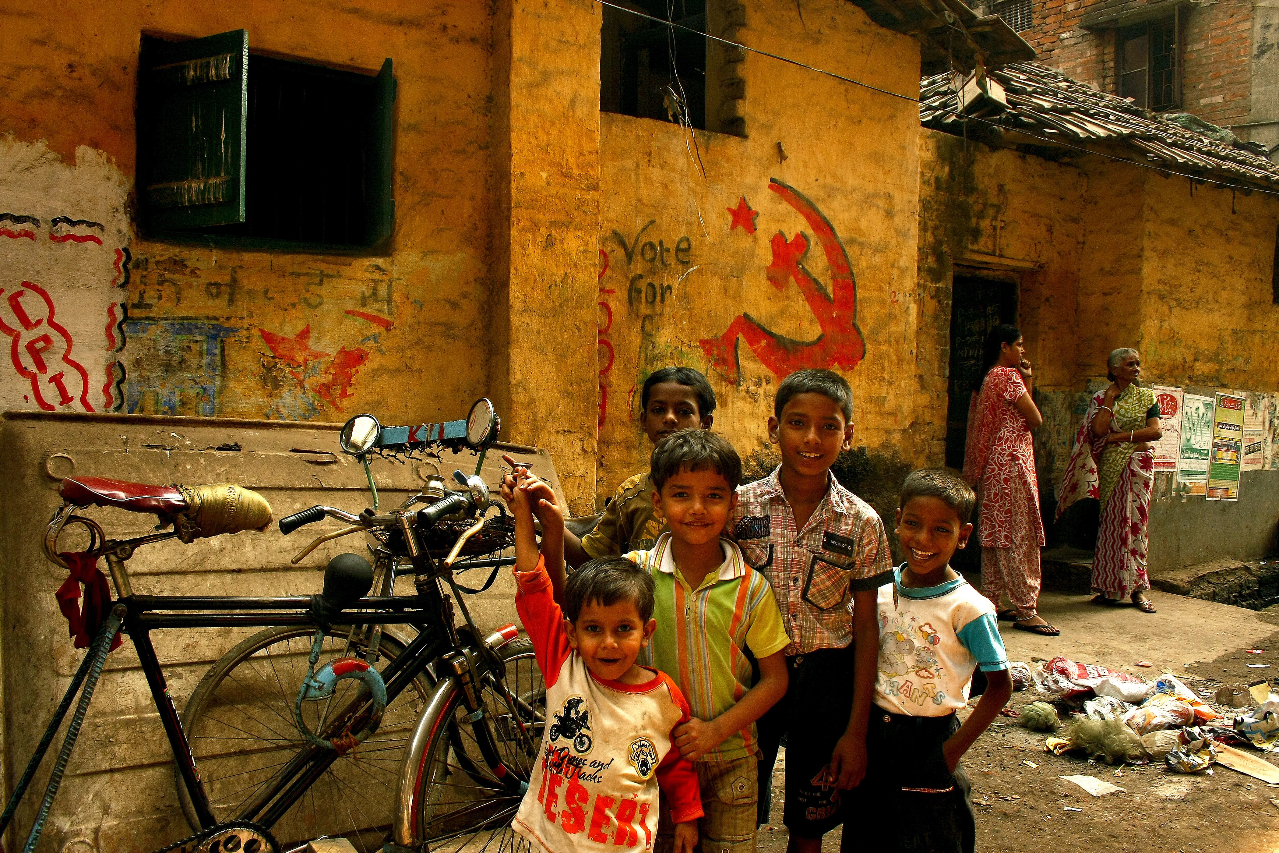 Dominique Leroy, Enfants des bidonvilles de Calcutta. Inde Dominique Leroy, Enfants des bidonvilles de Calcutta. Inde