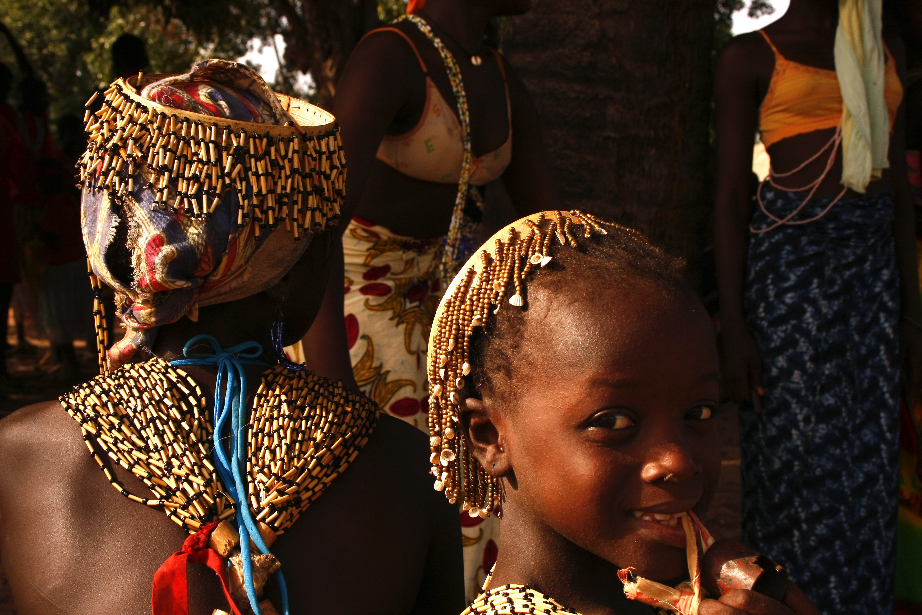 Dominique Leroy, Sénégal. Jeune fille, pendant le bois sacré Dominique Leroy, Sénégal. Jeune fille, pendant le bois sacré
