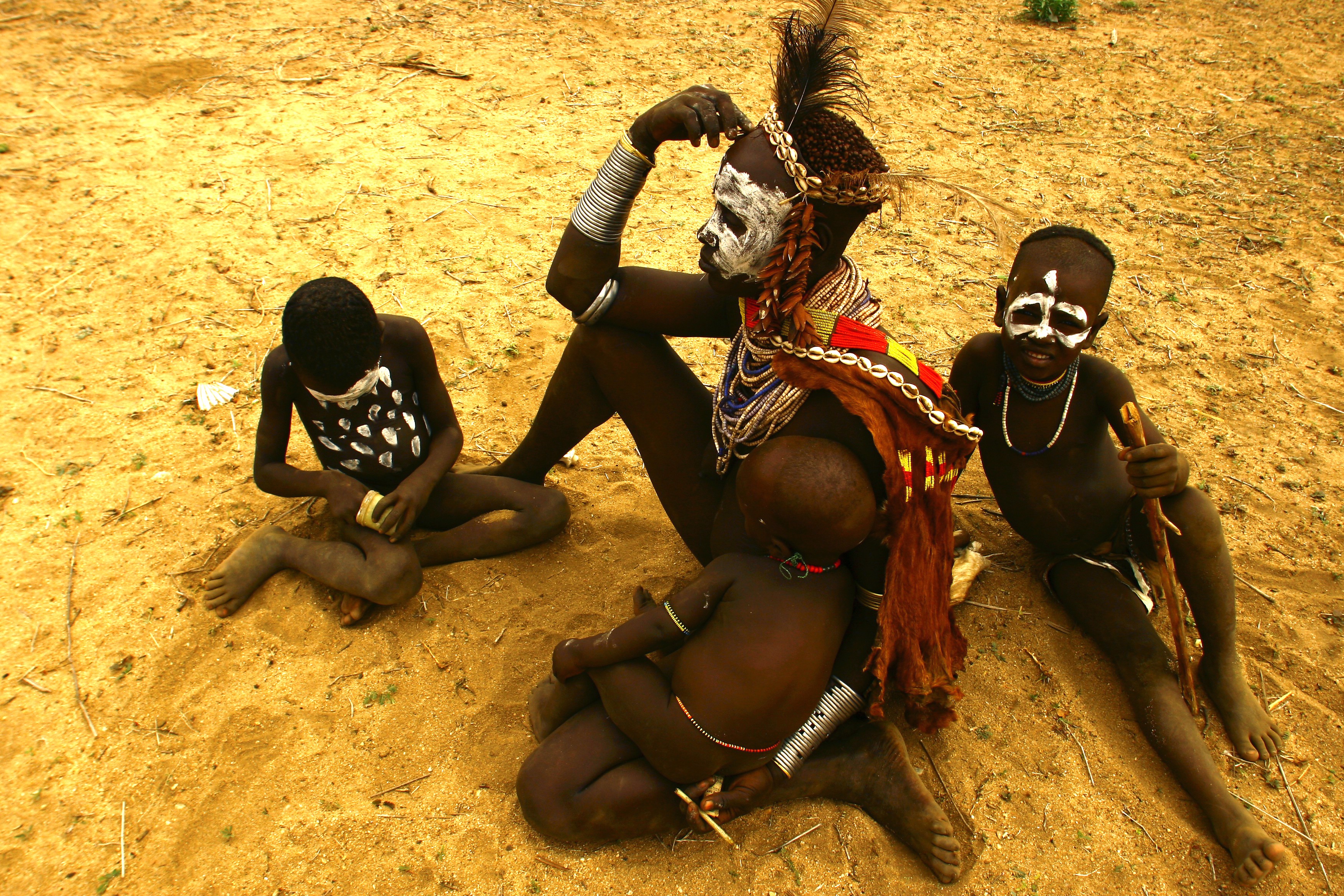 Dominique Leroy, Femme et enfants Karo. Ethiopie Dominique Leroy, Femme et enfants Karo. Ethiopie