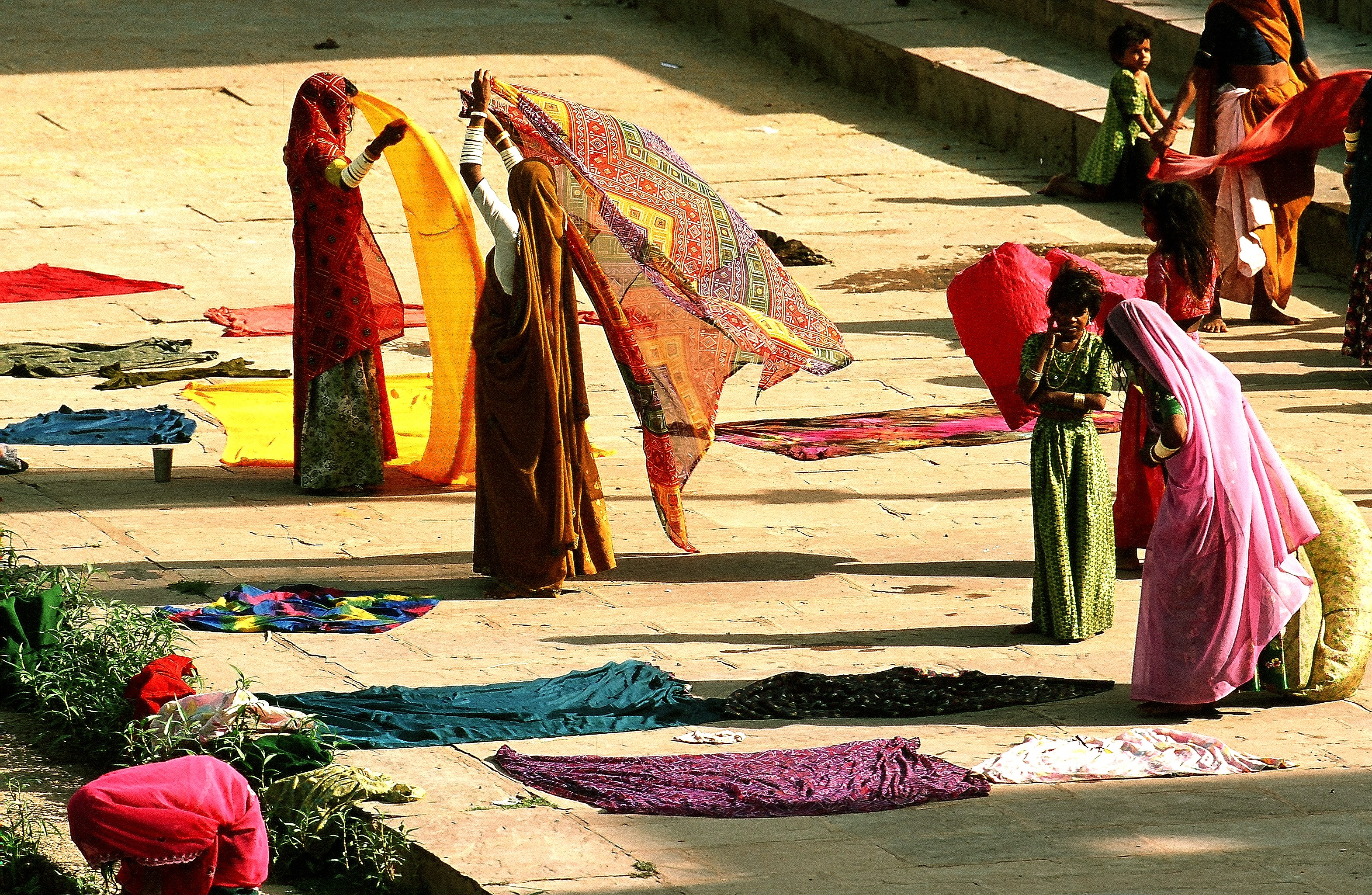 Dominique Leroy, Séchage de saris sur les ghats de Jodphur. Inde Dominique Leroy, Séchage de saris sur les ghats de Jodphur. Inde