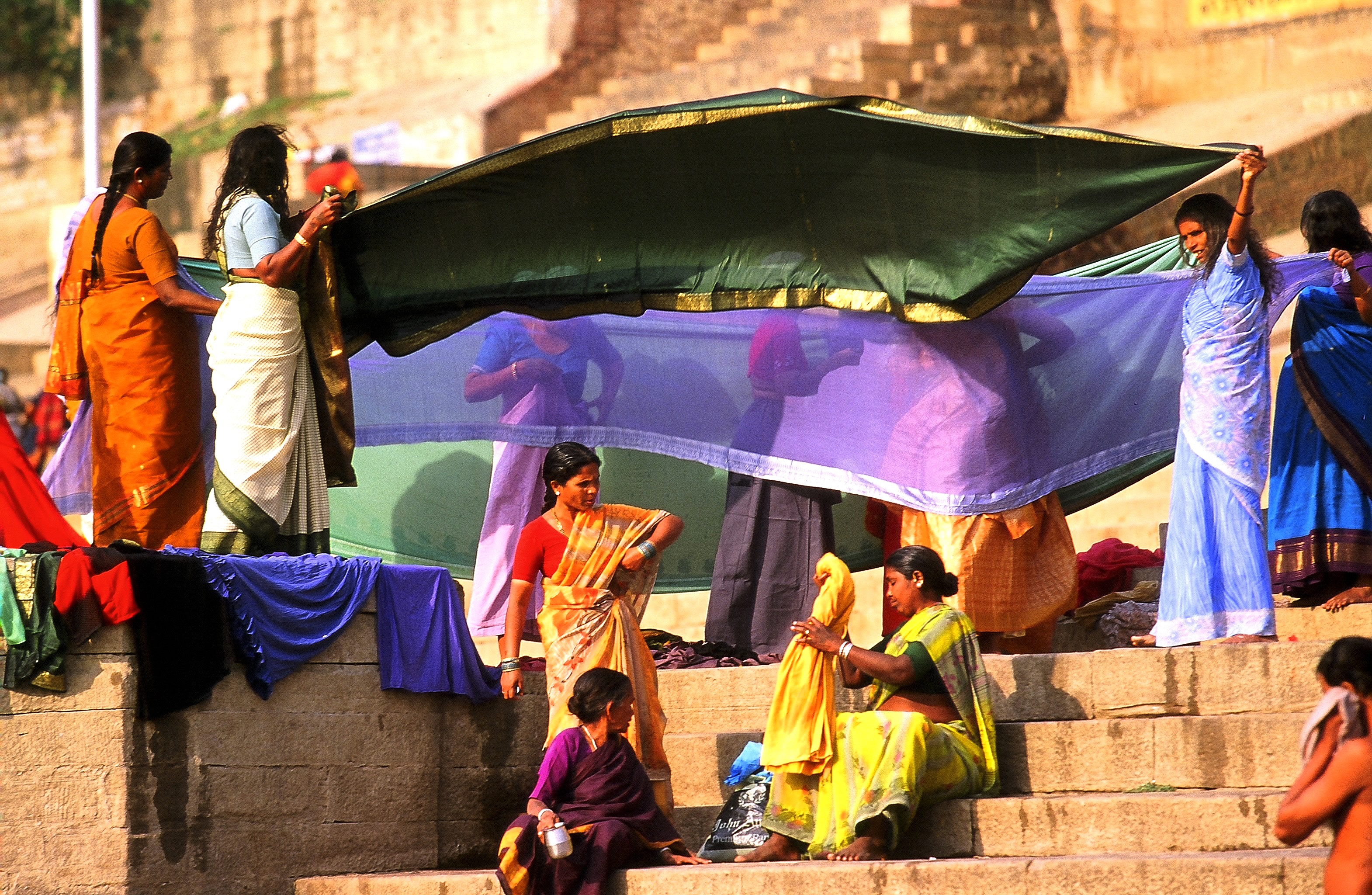 Dominique Leroy, Femmes aux saris, ghats de Varanassi. Inde Dominique Leroy, Femmes aux saris, ghats de Varanassi. Inde