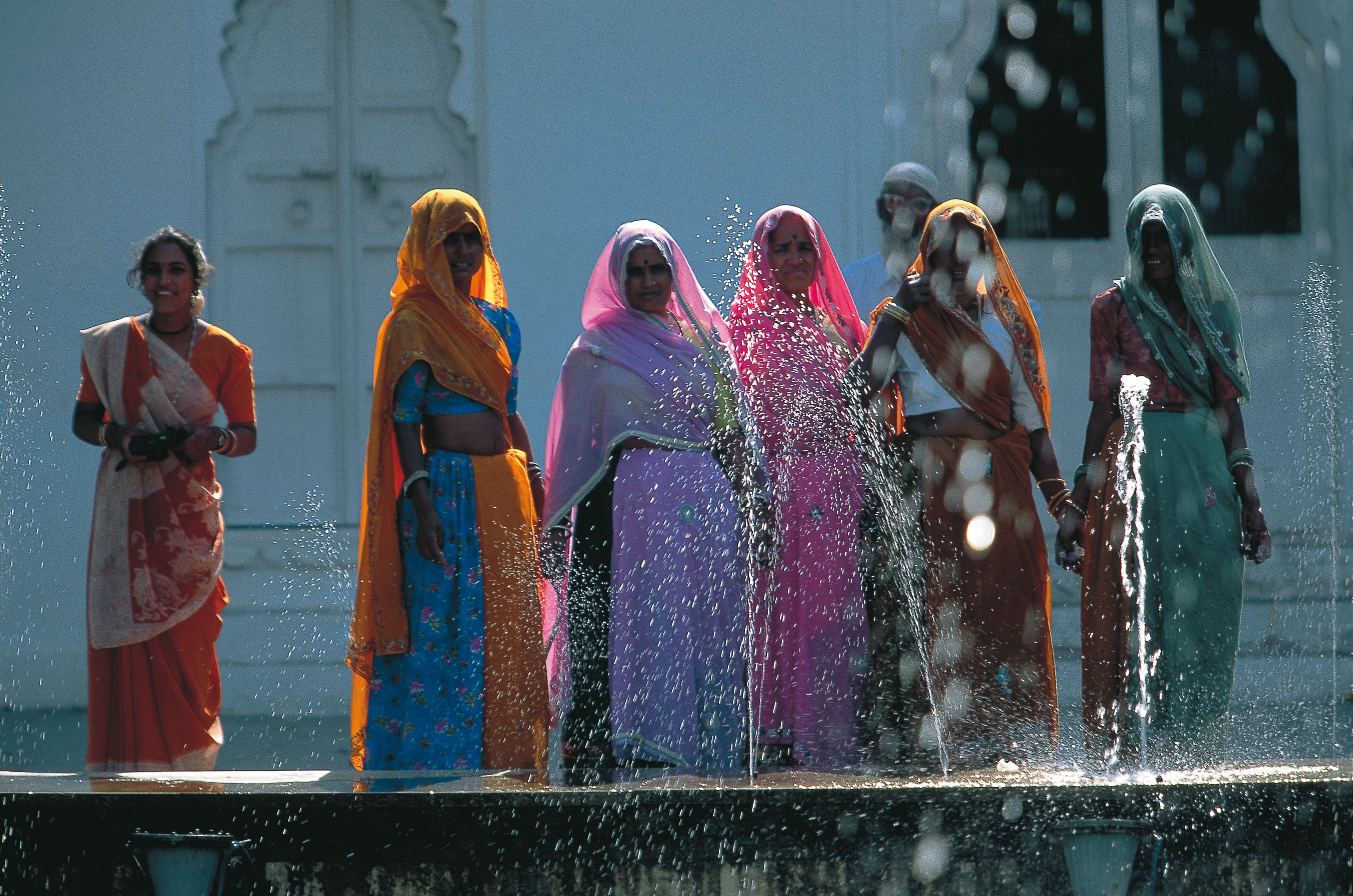 Dominique Leroy, Femmes indiennes à la fontaine. Inde Dominique Leroy, Femmes indiennes à la fontaine. Inde