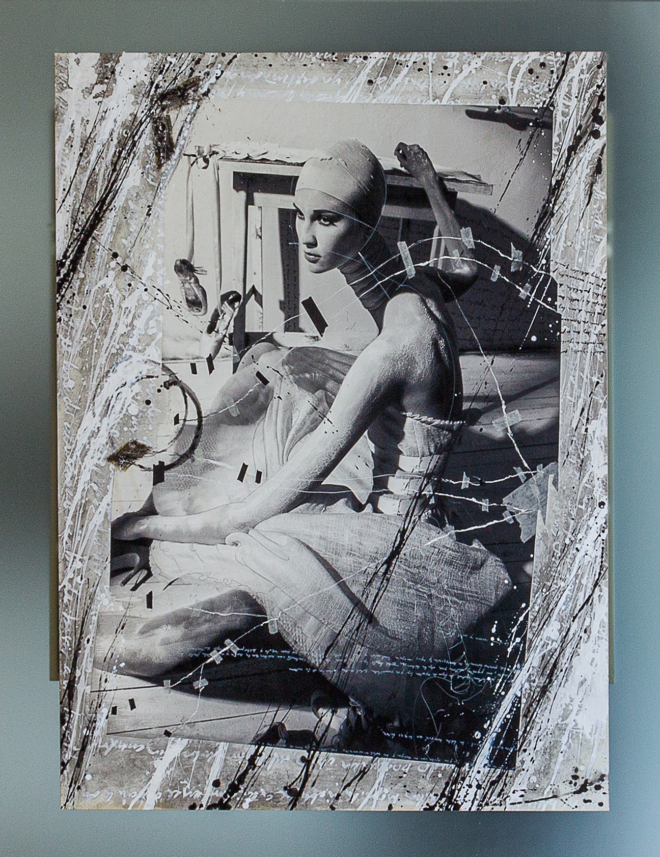 Efren Isaza, Seated Ballet. Mounted on aluminum Efren Isaza, Seated Ballet. Mounted on aluminum