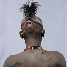 Photography, Coiffe d'argile et duvet d'autruche noir du guerrier Karo, Françoise Spiekermeier