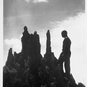 Fotografía, Liberia: Liberian in front of a Termite Hill, Martin Munkacsi