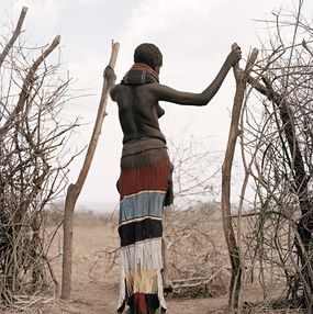 Photographie, Femme Nyangathom à jupe brodée - Ethiopie, Françoise Spiekermeier