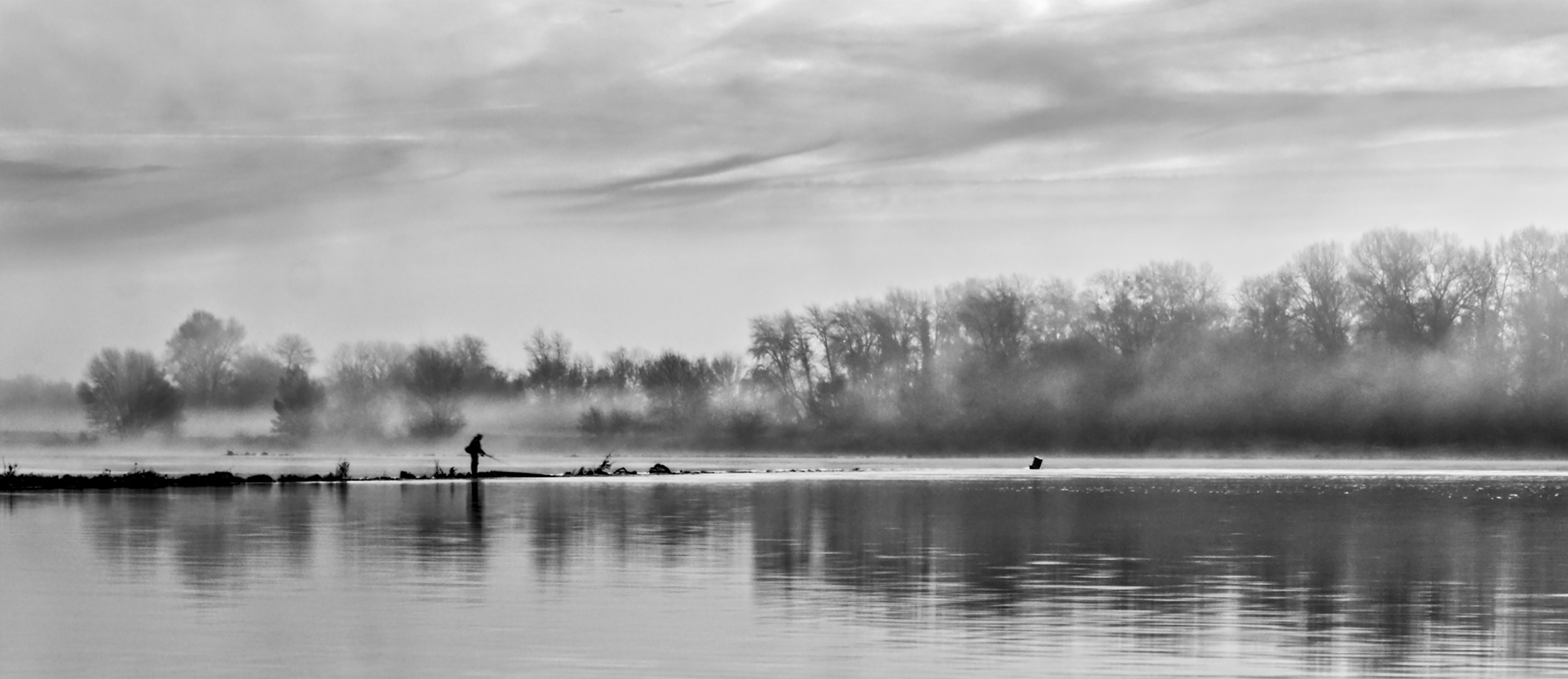 Dominique Jullien, Pêcheur matinal sur les épis de Loire Dominique Jullien, Pêcheur matinal sur les épis de Loire
