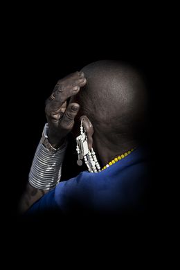 Vieille femme de dos Maasai, Marie-Anne et Thierry Camail