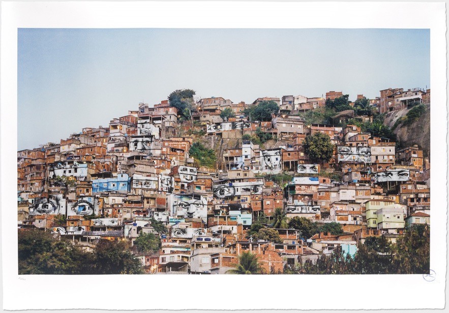 JR, 28 mm, Women are heroes, Action dans la favela Morro da Providencia, Favela de jour, Rio de Janeiro, Brésil, 2008 JR, 28 mm, Women are heroes, Action dans la favela Morro da Providencia, Favela de jour, Rio de Janeiro, Brésil, 2008