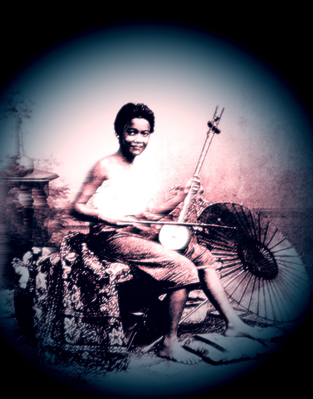 The opium smoking white elephant, Jeune femme thaïlandaise jouant de la basse de violon The opium smoking white elephant, Jeune femme thaïlandaise jouant de la basse de violon