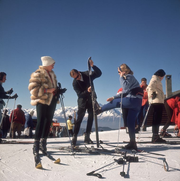 Slim Aarons, Verbier Skiers - 1964 Slim Aarons Limited Edition Estate Stamped Print Slim Aarons, Verbier Skiers - 1964 Slim Aarons Limited Edition Estate Stamped Print