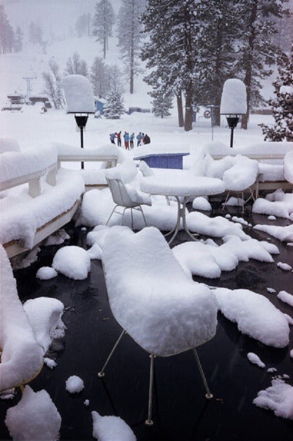 Slim Aarons, Squaw Valley Snow - 1961 Slim Aarons Limited Edition Estate Stamped Print Slim Aarons, Squaw Valley Snow - 1961 Slim Aarons Limited Edition Estate Stamped Print