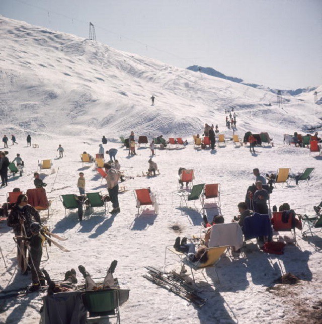 Slim Aarons, Skiers At Verbier - 1964 Slim Aarons Limited Edition Estate Stamped Print Slim Aarons, Skiers At Verbier - 1964 Slim Aarons Limited Edition Estate Stamped Print