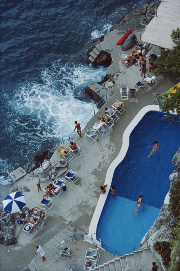 Slim Aarons, Pool On Amalfi Coast - 1984 Slim Aarons Limited Edition Estate Stamped Print Slim Aarons, Pool On Amalfi Coast - 1984 Slim Aarons Limited Edition Estate Stamped Print