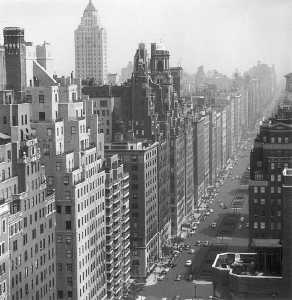 Slim Aarons, Park Avenue - 1953 Slim Aarons Limited Edition Estate Stamped Print Slim Aarons, Park Avenue - 1953 Slim Aarons Limited Edition Estate Stamped Print
