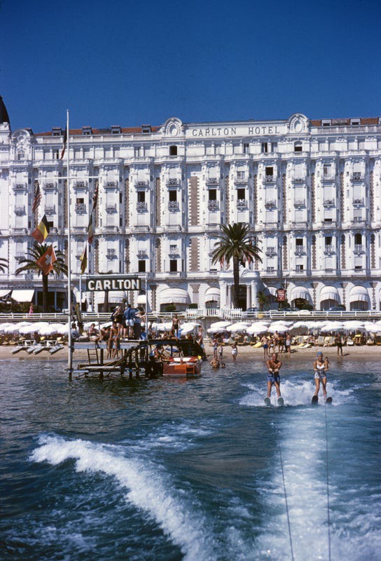 Slim Aarons, Hotel Sports - 1958 Slim Aarons Limited Edition Estate Stamped Print Slim Aarons, Hotel Sports - 1958 Slim Aarons Limited Edition Estate Stamped Print
