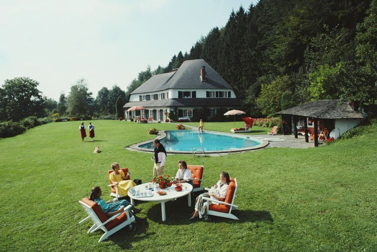 Slim Aarons, Von Oswald House, 1986 Slim Aarons Limited Edition Estate Stamped Print Slim Aarons, Von Oswald House, 1986 Slim Aarons Limited Edition Estate Stamped Print