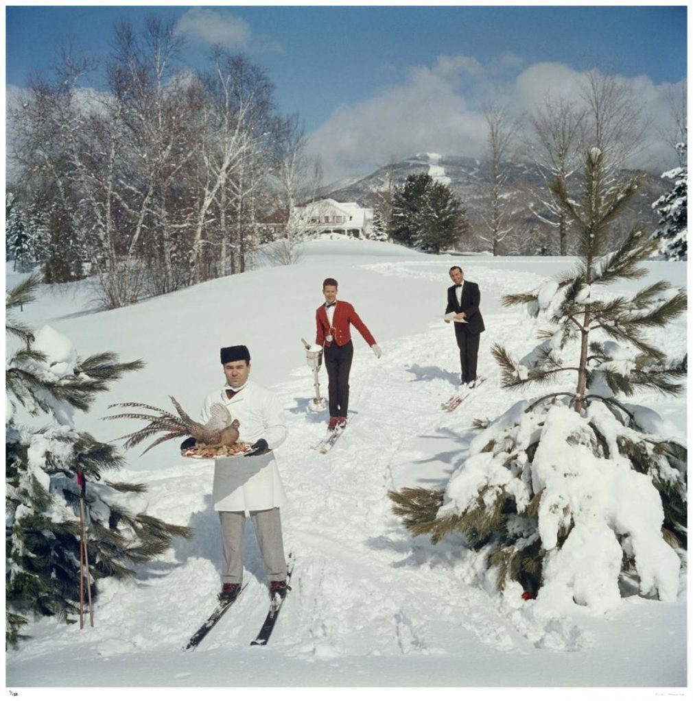 Slim Aarons, Skiing Waiters Slim Aarons, Skiing Waiters