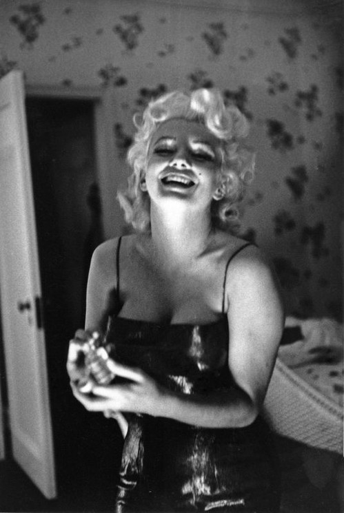 ▷ Marilyn Getting Ready To Go Out (1955) by Ed Feingersh, 2020