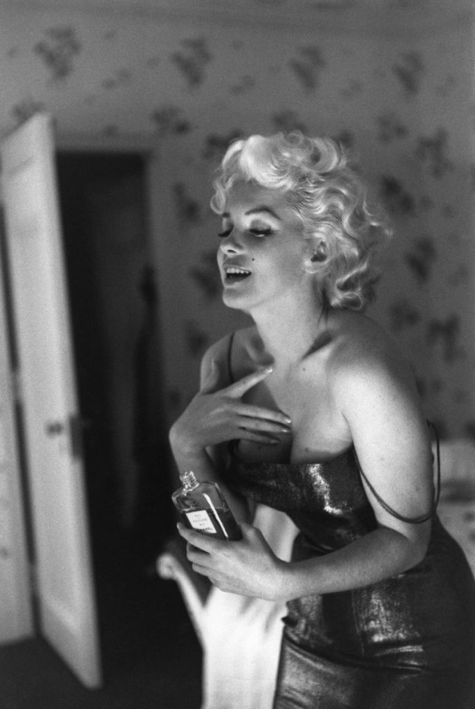 Ed Feingersh, Marilyn Getting Ready To Go Out in New York (1955) Ed Feingersh, Marilyn Getting Ready To Go Out in New York (1955)