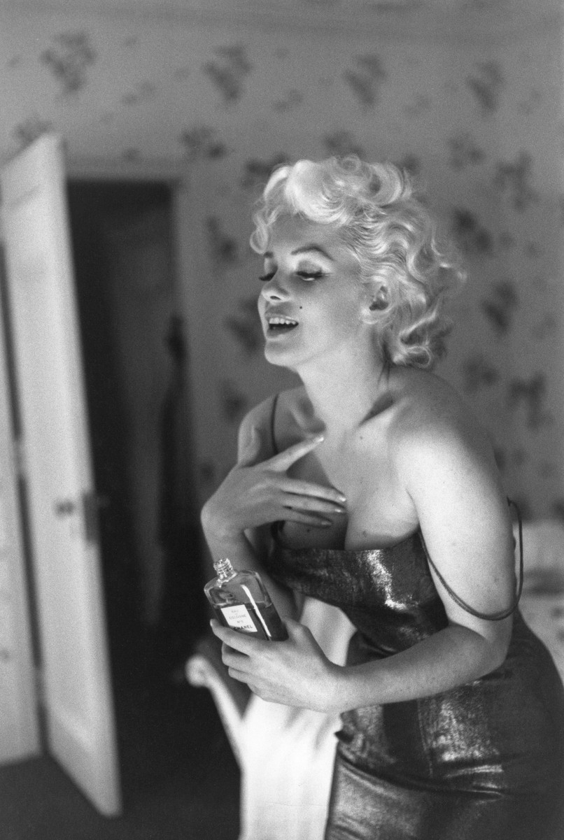 Ed Feingersh, Marilyn Getting Ready To Go Out in New York (1955) Ed Feingersh, Marilyn Getting Ready To Go Out in New York (1955)