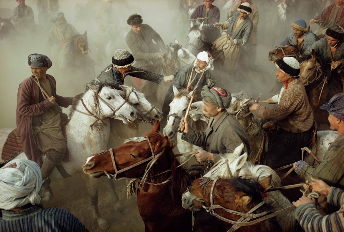 Sabrina & Roland Michaud, Mêlée de bozkashi, le jeu des cavaliers des steppes, Turkestan afghan, 1968 Sabrina & Roland Michaud, Mêlée de bozkashi, le jeu des cavaliers des steppes, Turkestan afghan, 1968