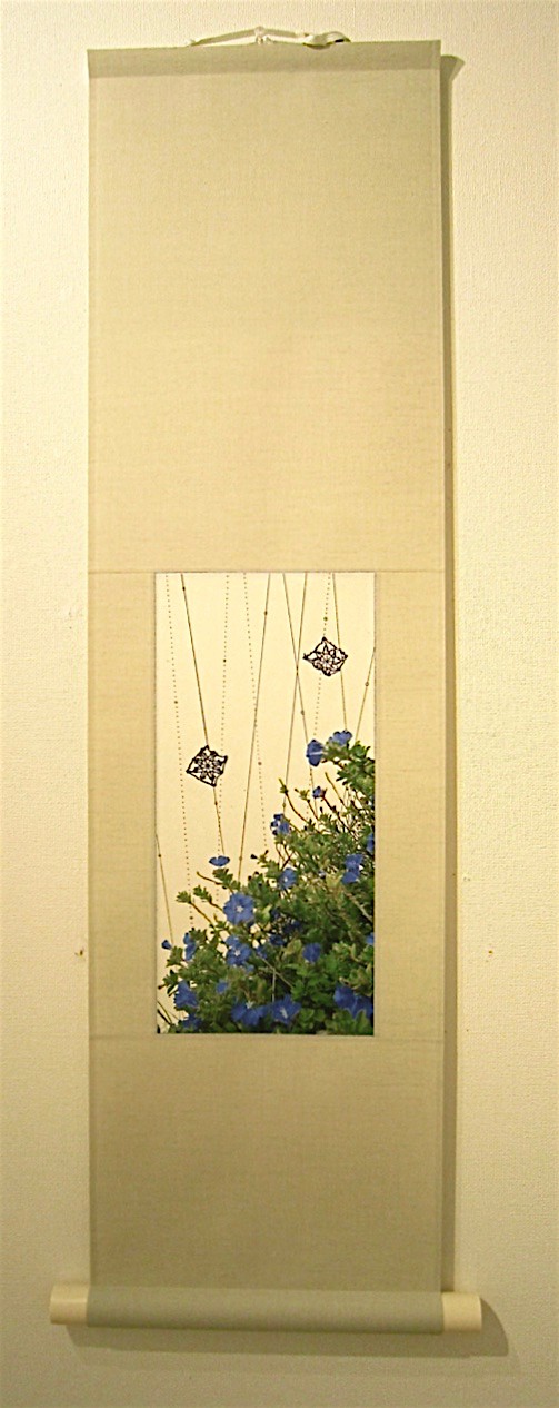 Akané Kirimura, Kakémono BIOS-PG-C-XIV Fleurs Bleues Akané Kirimura, Kakémono BIOS-PG-C-XIV Fleurs Bleues